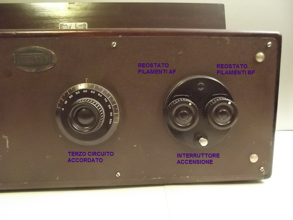 Da sinistra : il terzo accordatore, il reostato filamenti sezione Alta Frequenza, il reostato filamenti sezione Bassa Frequenza che f anche da controllo volume